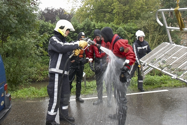 2010/261/GB 20100930 033 Hoofdweg voertuig te water.jpg